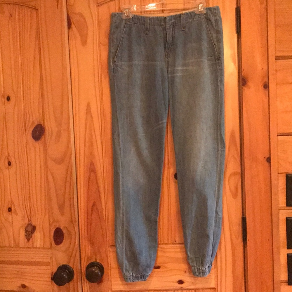 Lightweight jeans with elastic at ankles